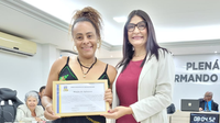 Escritora Josiane Almeida recebe placa de Moção de Aplausos 