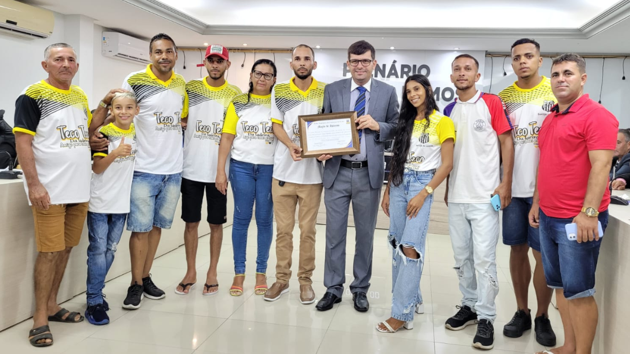 Equipe do Santos da Ladeira recebe placa de Moção de Aplausos 